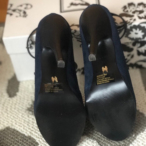 Gorgeous Rare Navy Suede Heels, Victoria Secret - Picture 3 of 5